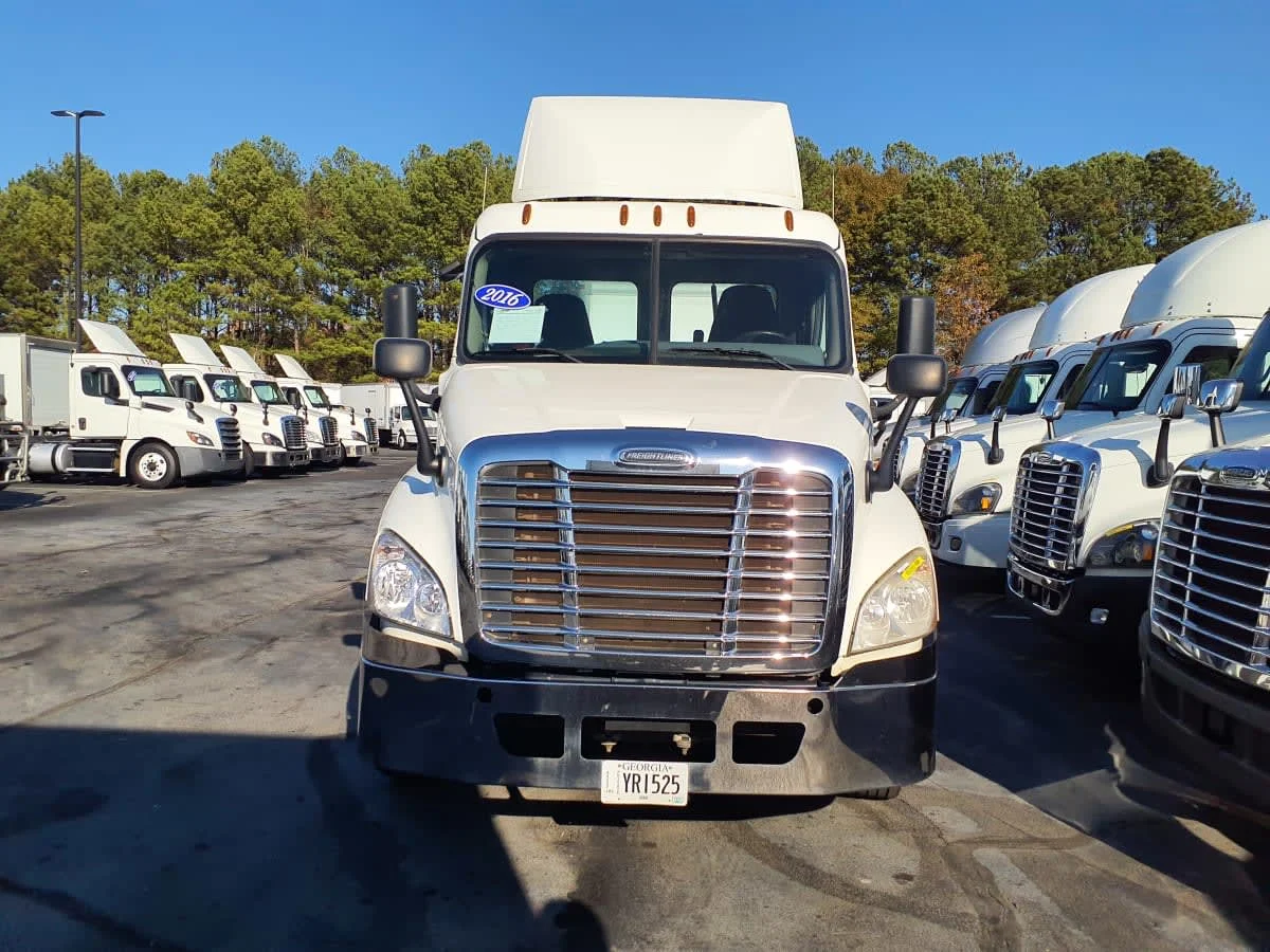 2016 Freightliner Cascadia - image 2