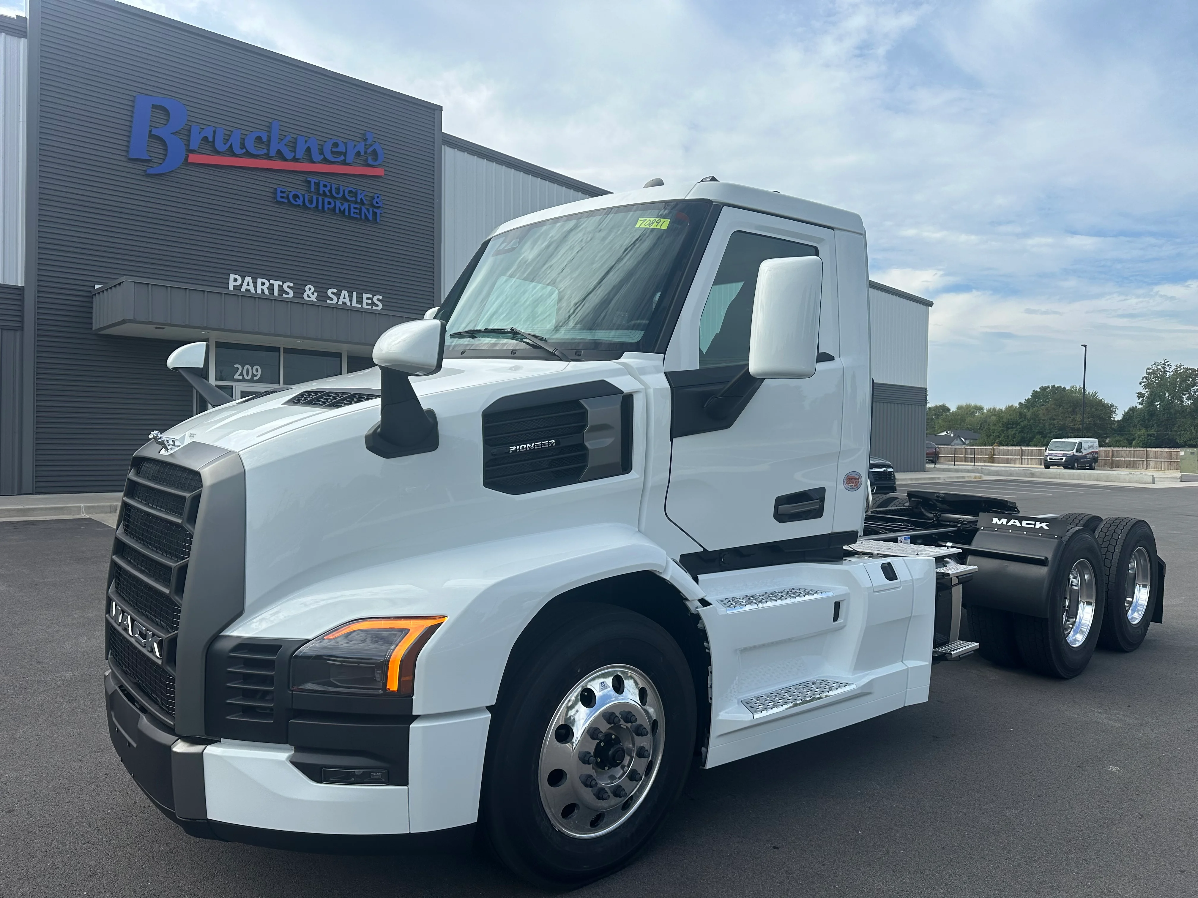2026 Mack Pinnacle in Van Buren, AR