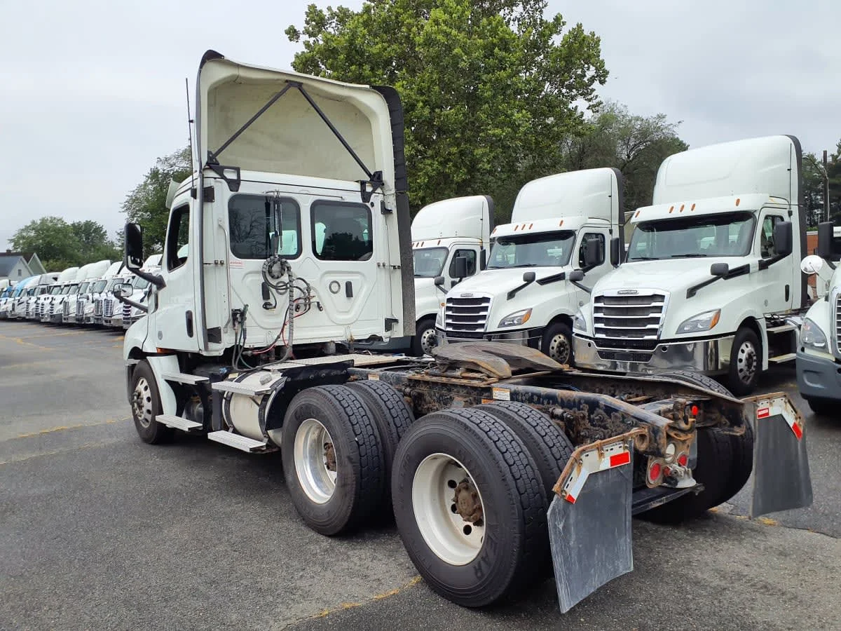 2019 Freightliner Cascadia - image 6