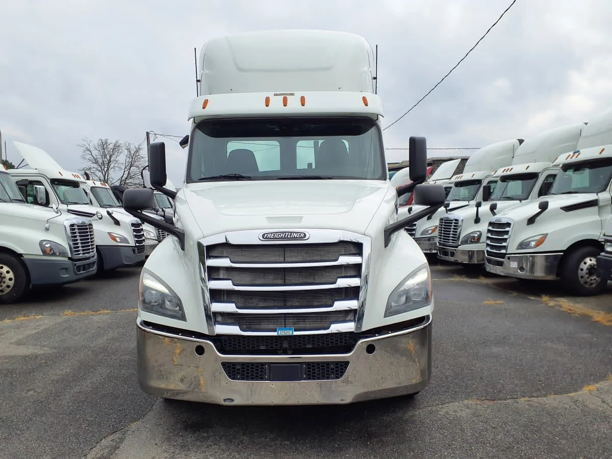 2019 Freightliner Cascadia - image 2