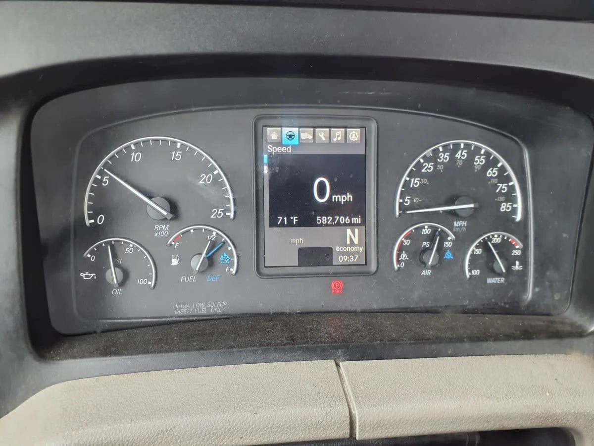 2019 Freightliner Cascadia - image 9