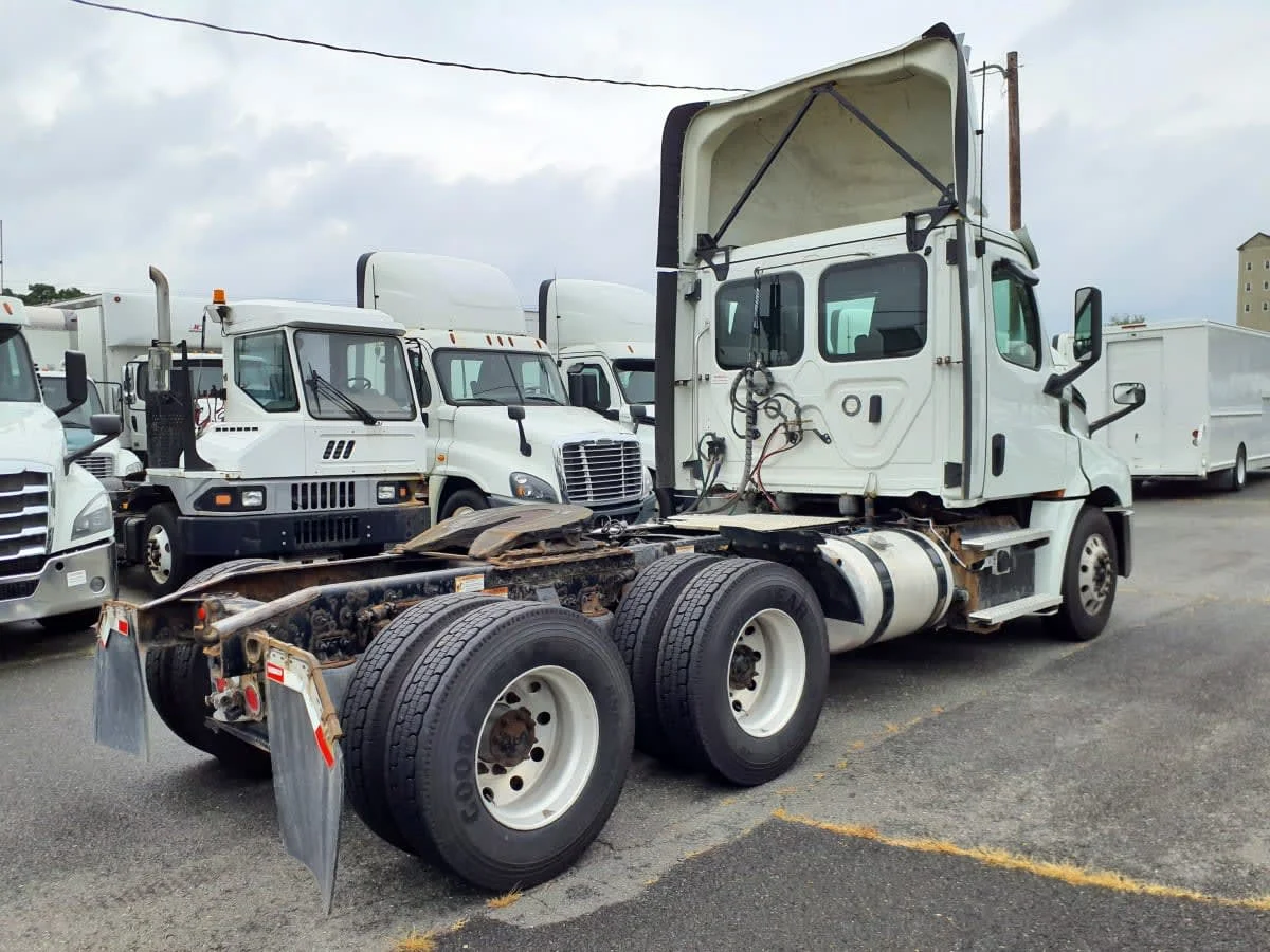 2019 Freightliner Cascadia - image 4