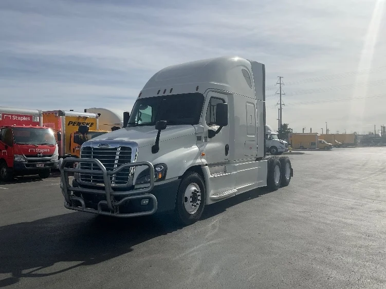 2018 Freightliner Cascadia - image 3