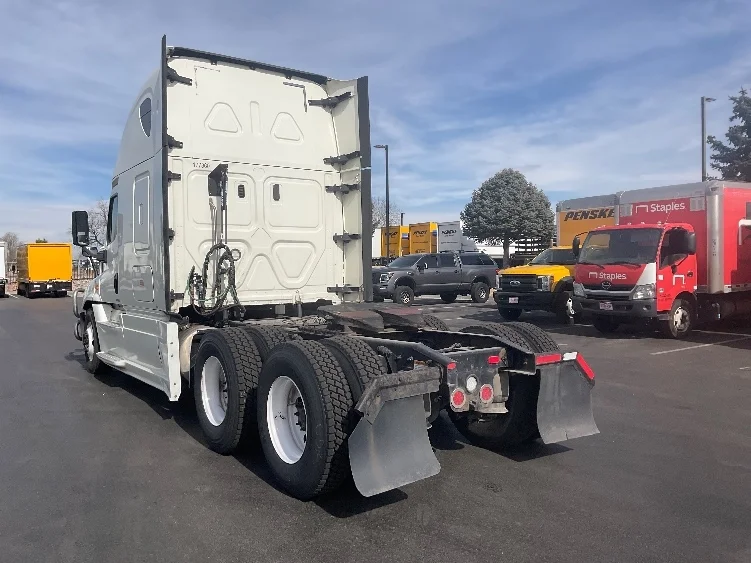 2018 Freightliner Cascadia - image 5