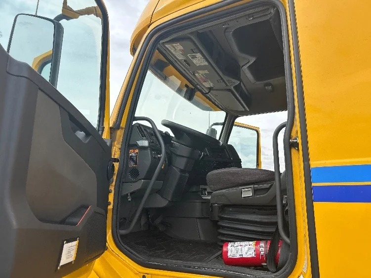 2022 Volvo VNL 760 - image 9