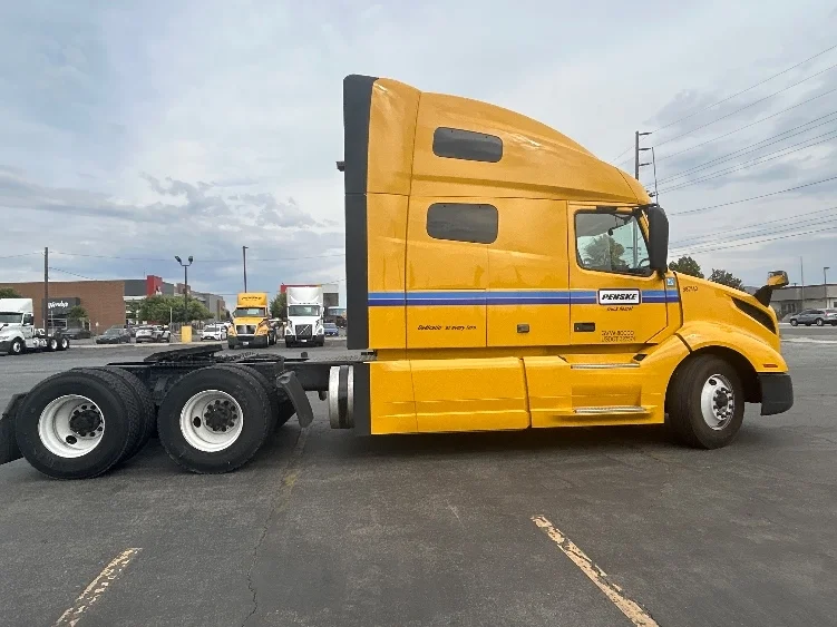 2022 Volvo VNL 760 - image 8