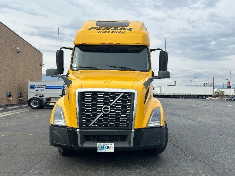 2022 Volvo VNL 760 - image 2