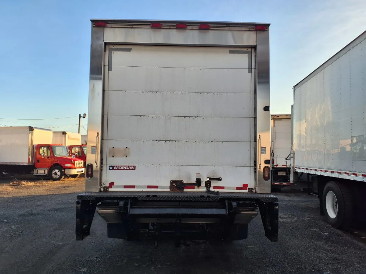 2017 Isuzu NRR - image 5