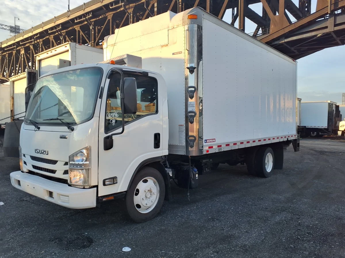 2017 Isuzu NRR - image 3