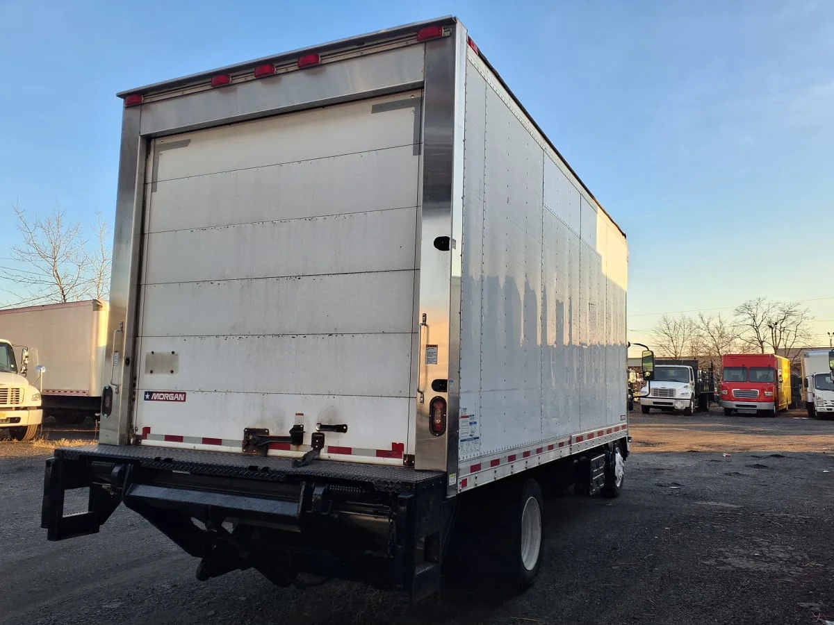 2017 Isuzu NRR - image 6