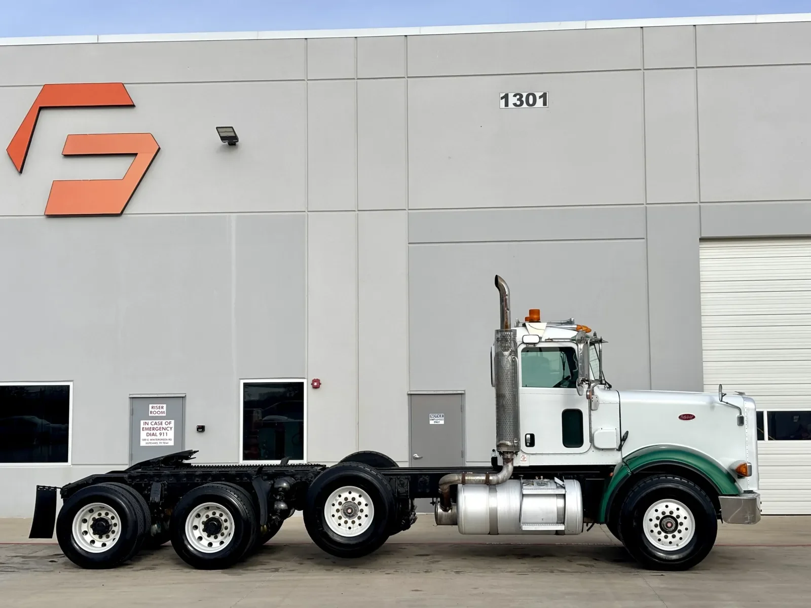 2009 Peterbilt 367 in Hutchins, TX — photo 3