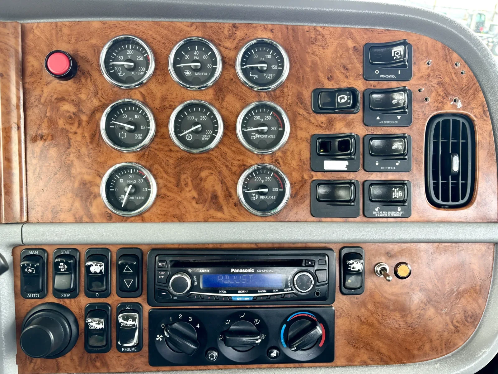 2009 Peterbilt 367 in Hutchins, TX — photo 16