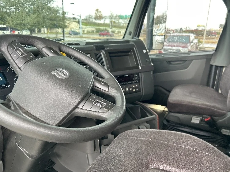 2023 Volvo VNL 760 - image 10