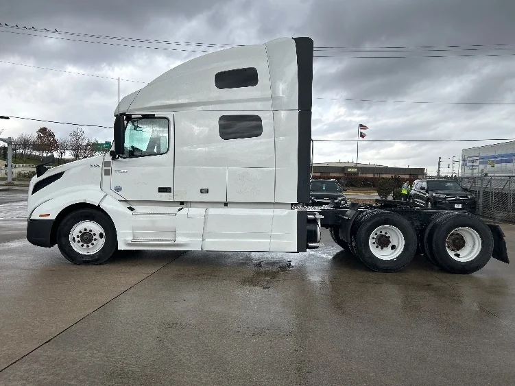 2023 Volvo VNL 760 - image 4