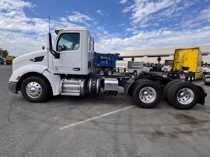 2021 Peterbilt 579 in Los Angeles, CA — photo 9