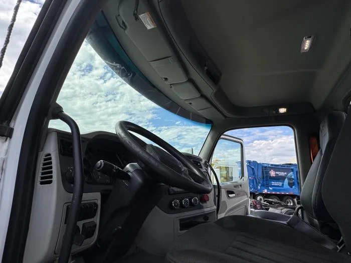 2021 Peterbilt 579 in Los Angeles, CA — photo 13