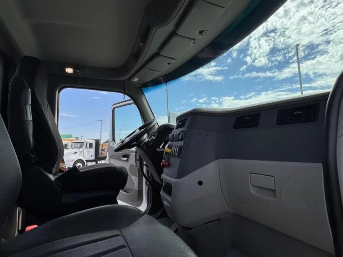 2021 Peterbilt 579 in Los Angeles, CA — photo 12