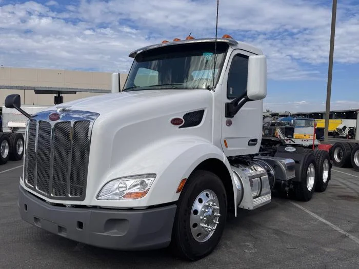 2021 Peterbilt 579 in Los Angeles, CA — photo 2