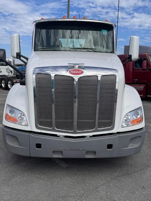 2021 Peterbilt 579 in Los Angeles, CA — photo 3