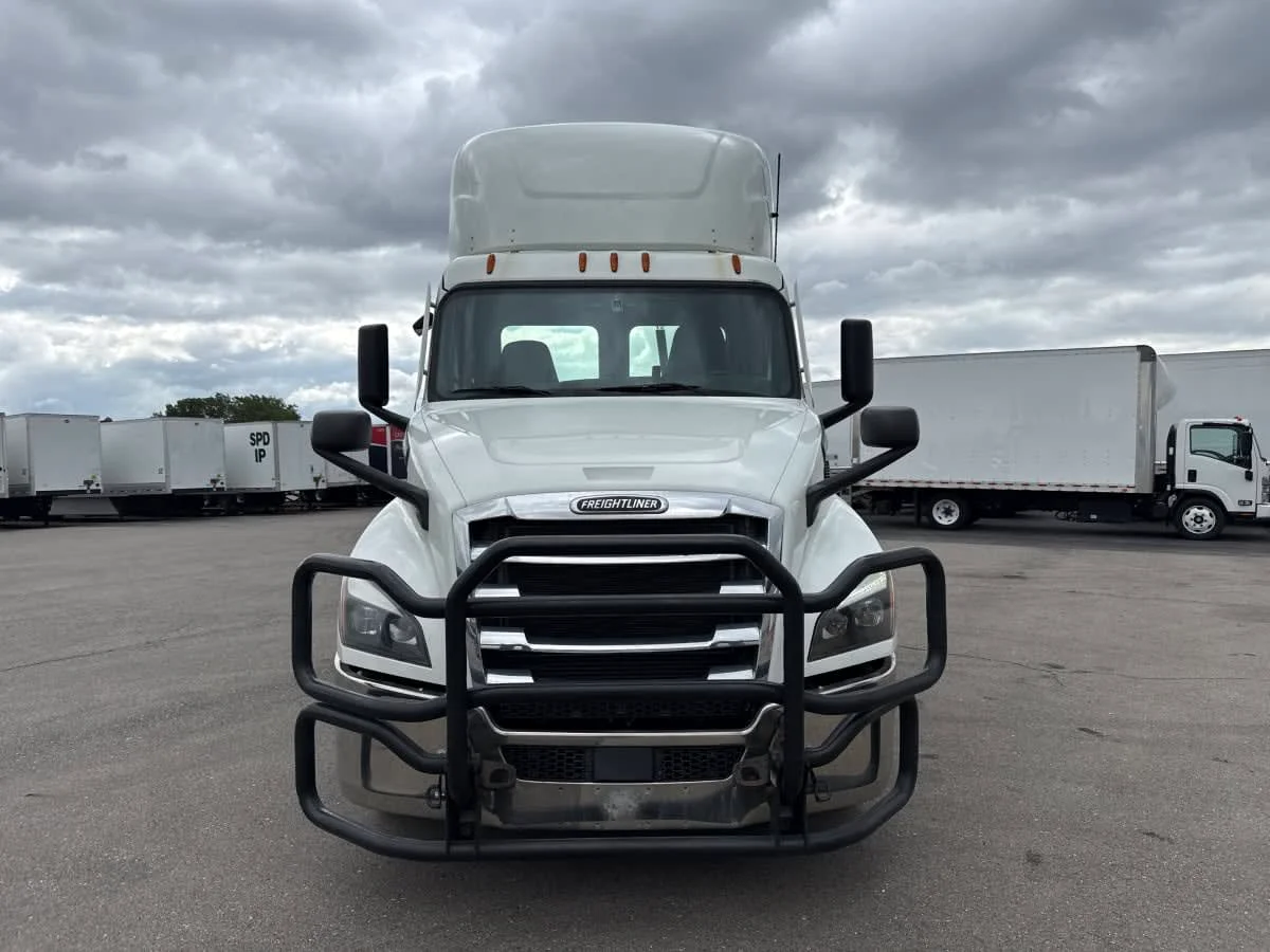 2021 Freightliner Cascadia in Taylor, MI — photo 2