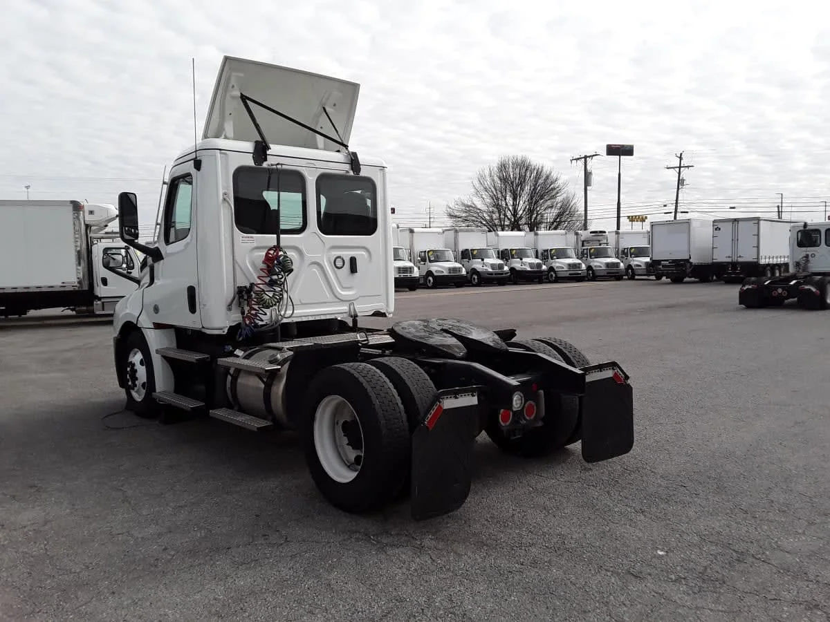 2022 Freightliner Cascadia in La Vergne, TN — photo 6