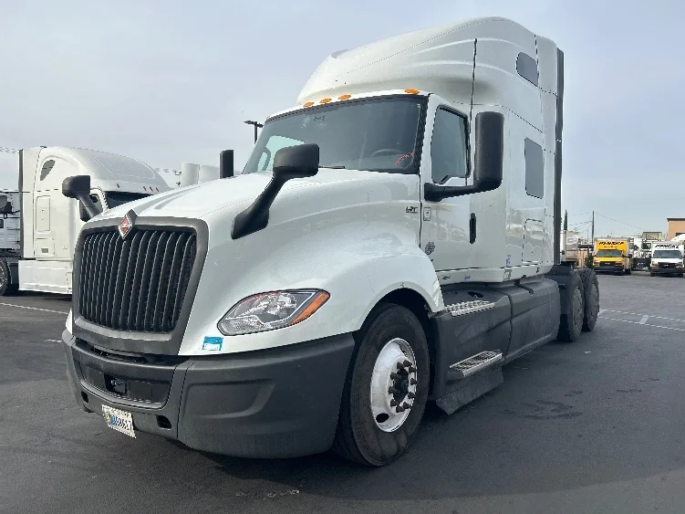 2023 International LT - image 3