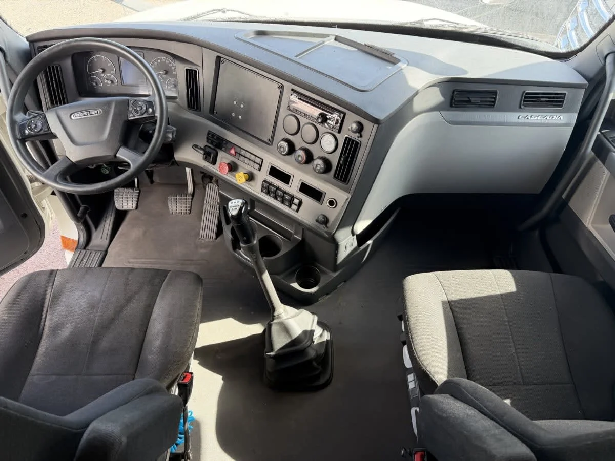 2020 Freightliner Cascadia - image 7
