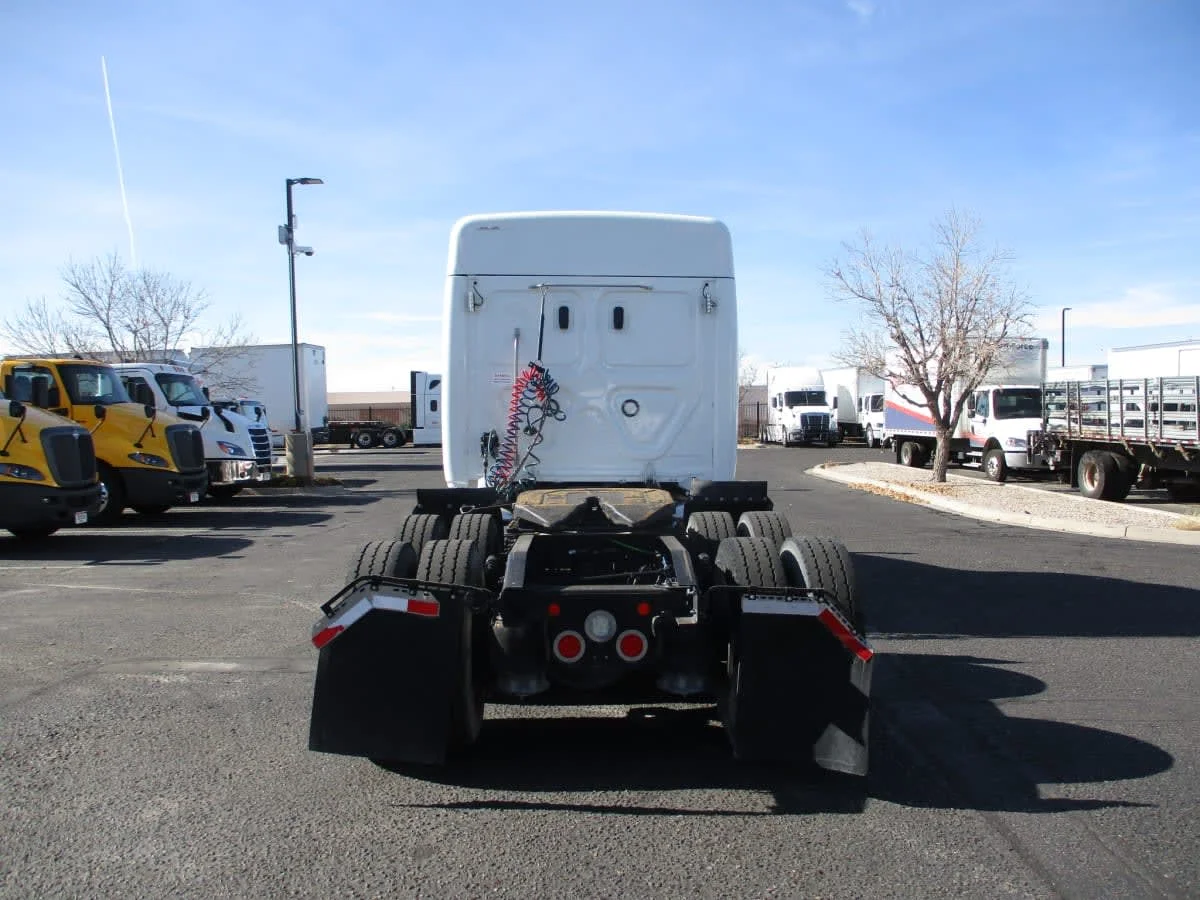 2020 Freightliner Cascadia - image 5