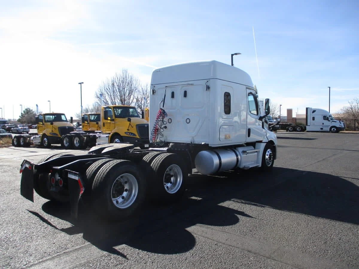 2020 Freightliner Cascadia - image 4