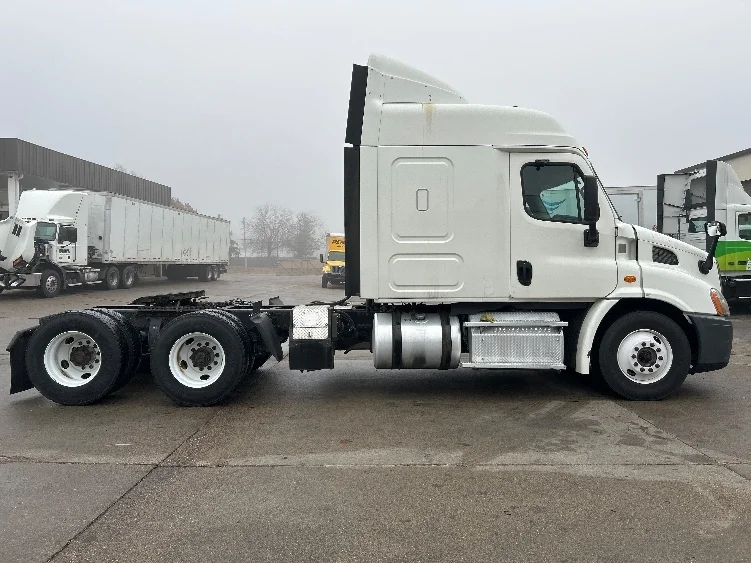 2016 Freightliner Cascadia in Brooklyn Park, MN — photo 8