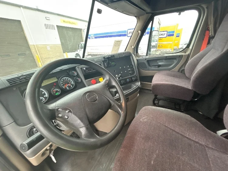2016 Freightliner Cascadia - image 10