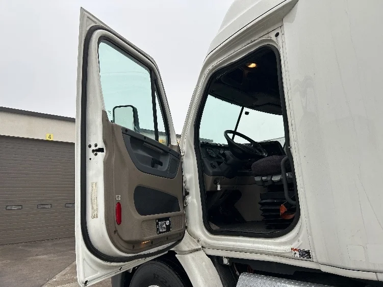 2016 Freightliner Cascadia in Brooklyn Park, MN — photo 9