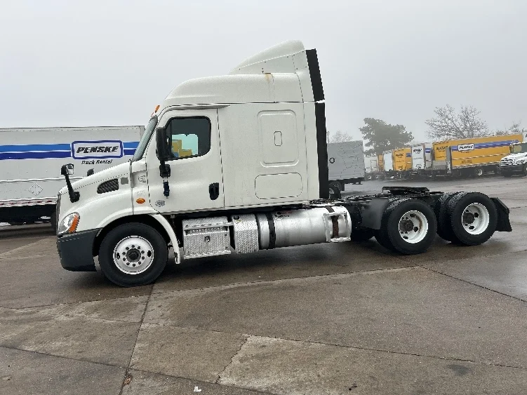 2016 Freightliner Cascadia in Brooklyn Park, MN — photo 4