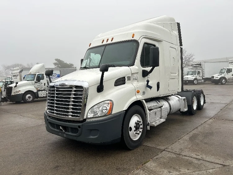 2016 Freightliner Cascadia in Brooklyn Park, MN — photo 3