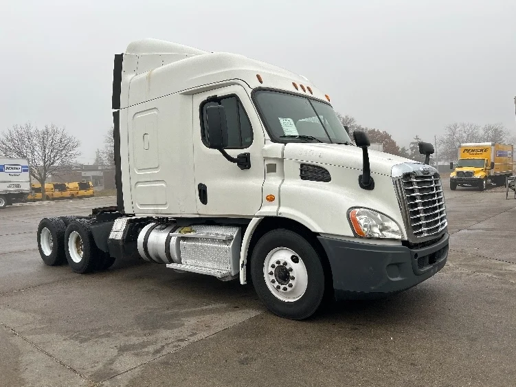 2016 Freightliner Cascadia in Brooklyn Park, MN