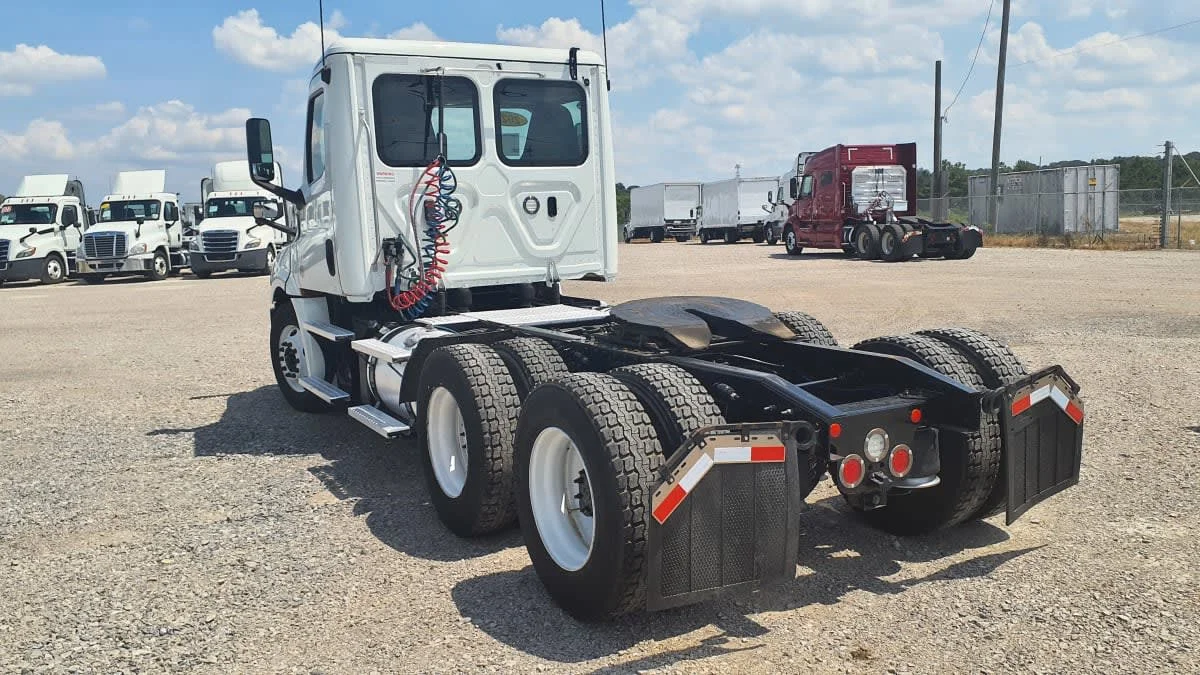 2020 Freightliner Cascadia in Birmingham, AL — photo 6