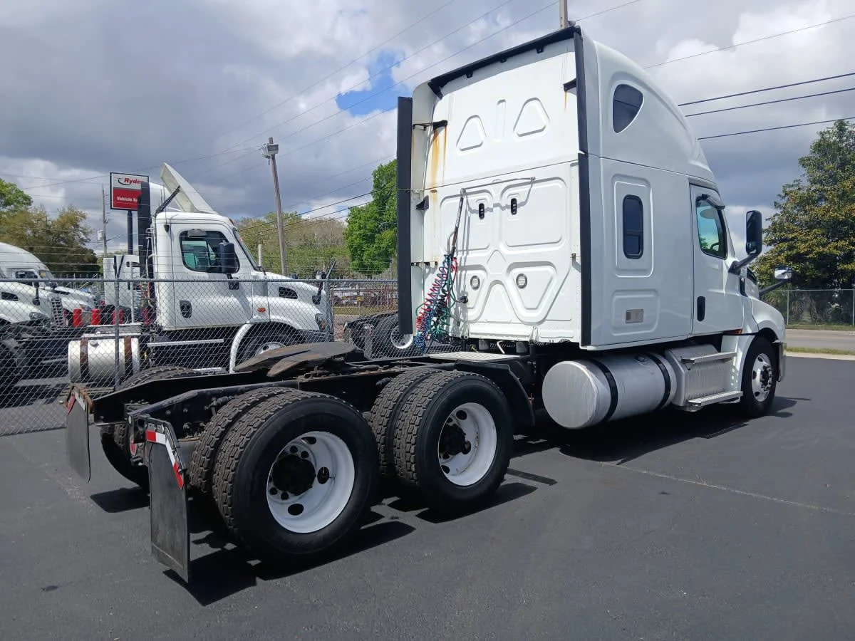 2020 Freightliner Cascadia in Jacksonville, FL — photo 4