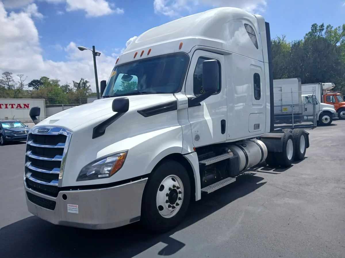 2020 Freightliner Cascadia in Jacksonville, FL — photo 3