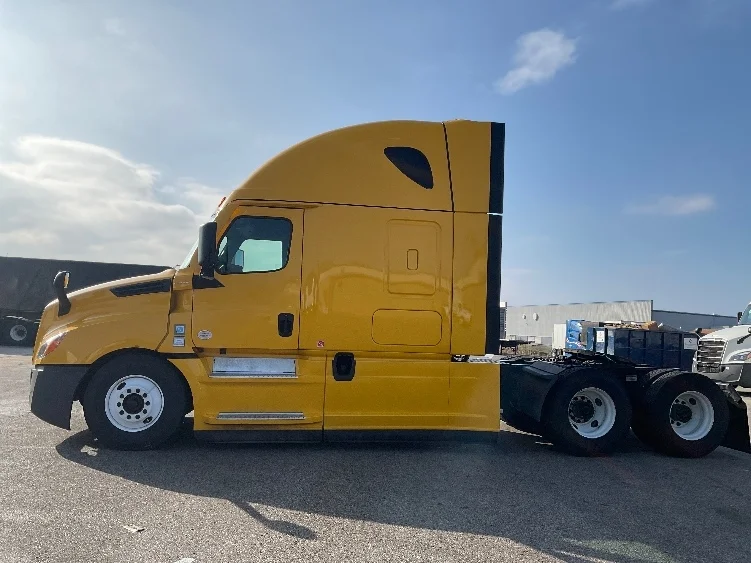 2022 Freightliner Cascadia - image 4