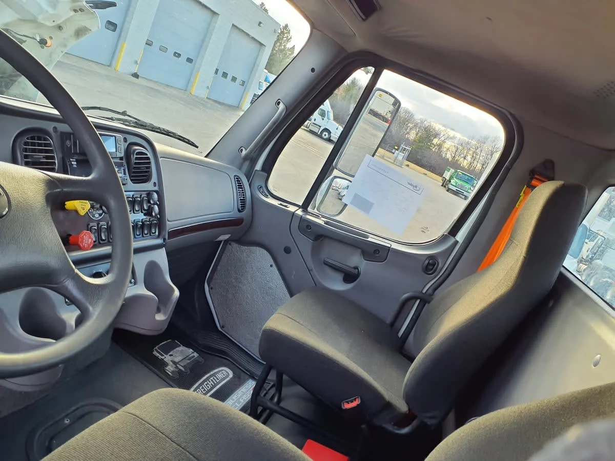 2022 Freightliner M2 106 in Oak Creek, WI — photo 7
