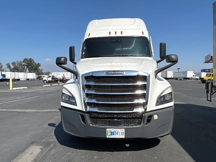 2021 Freightliner Cascadia - image 2