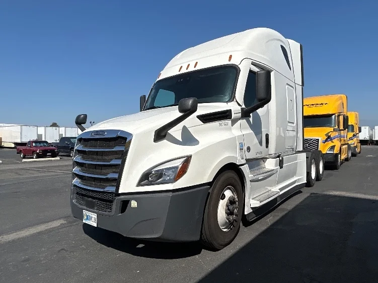 2021 Freightliner Cascadia - image 3