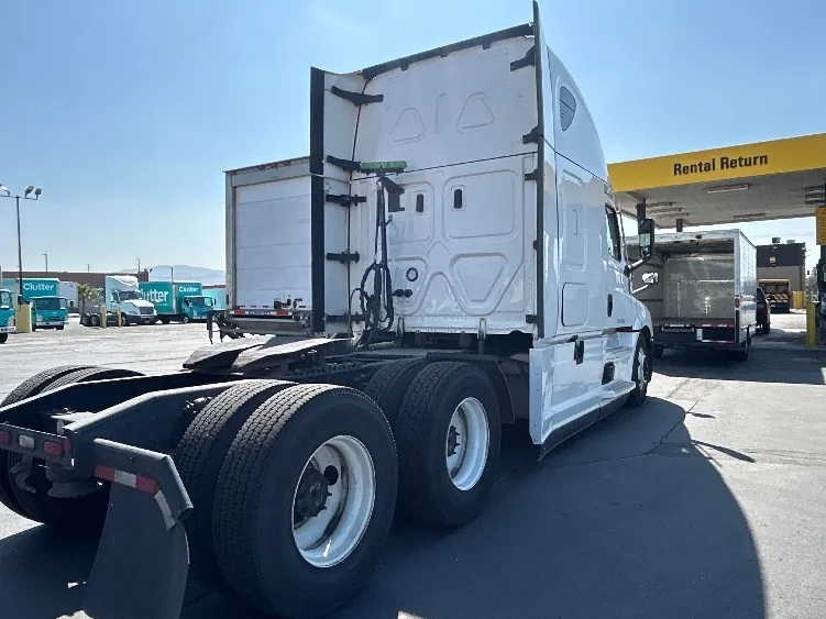 2021 Freightliner Cascadia - image 7