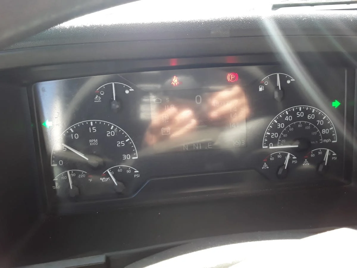 2020 Volvo VNR 640 - image 9