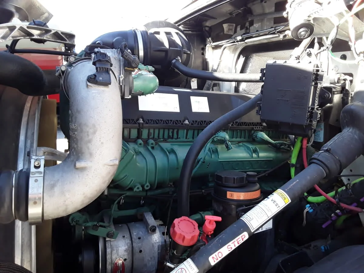 2020 Volvo VNR 640 - image 5