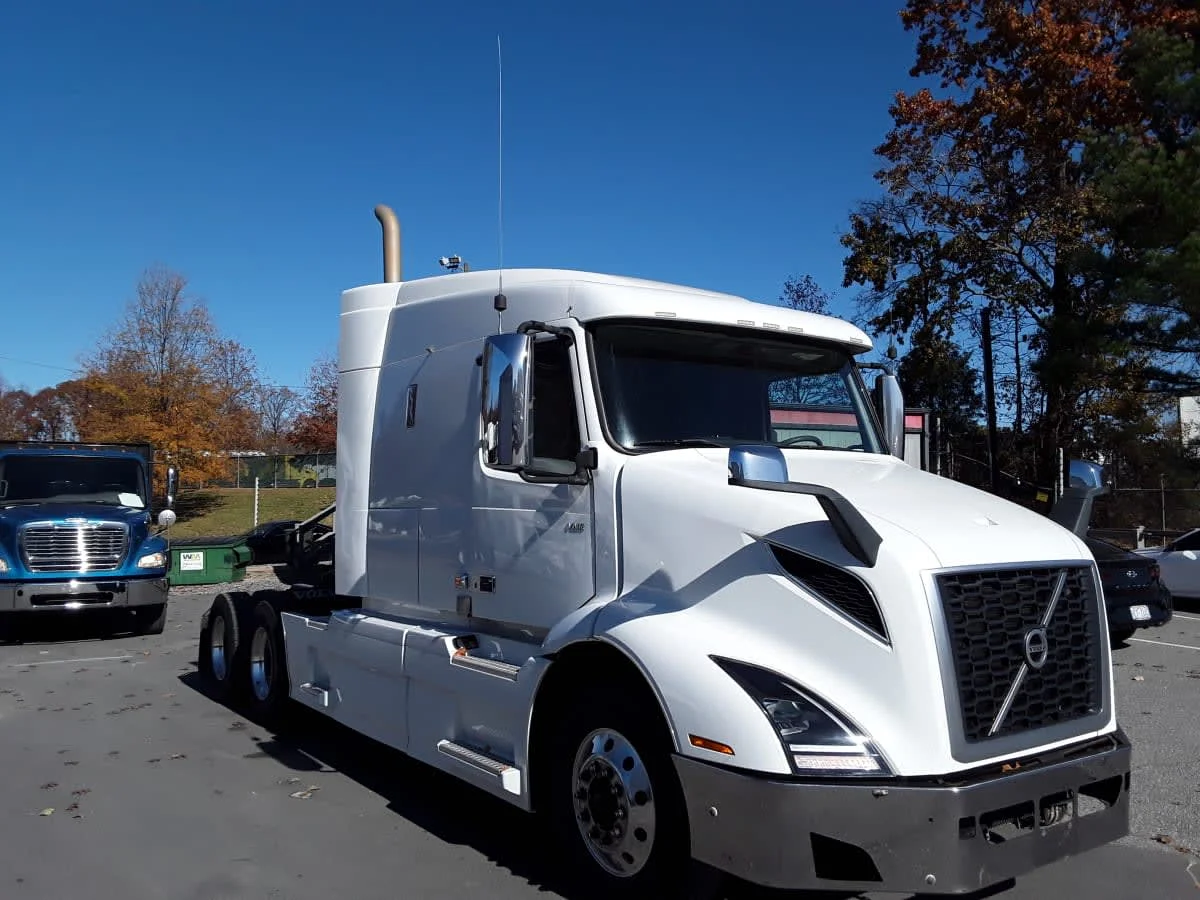 2020 Volvo VNR 640 - image 3