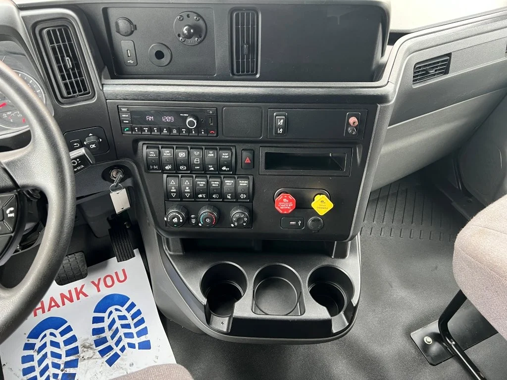 2022 International LT - image 12