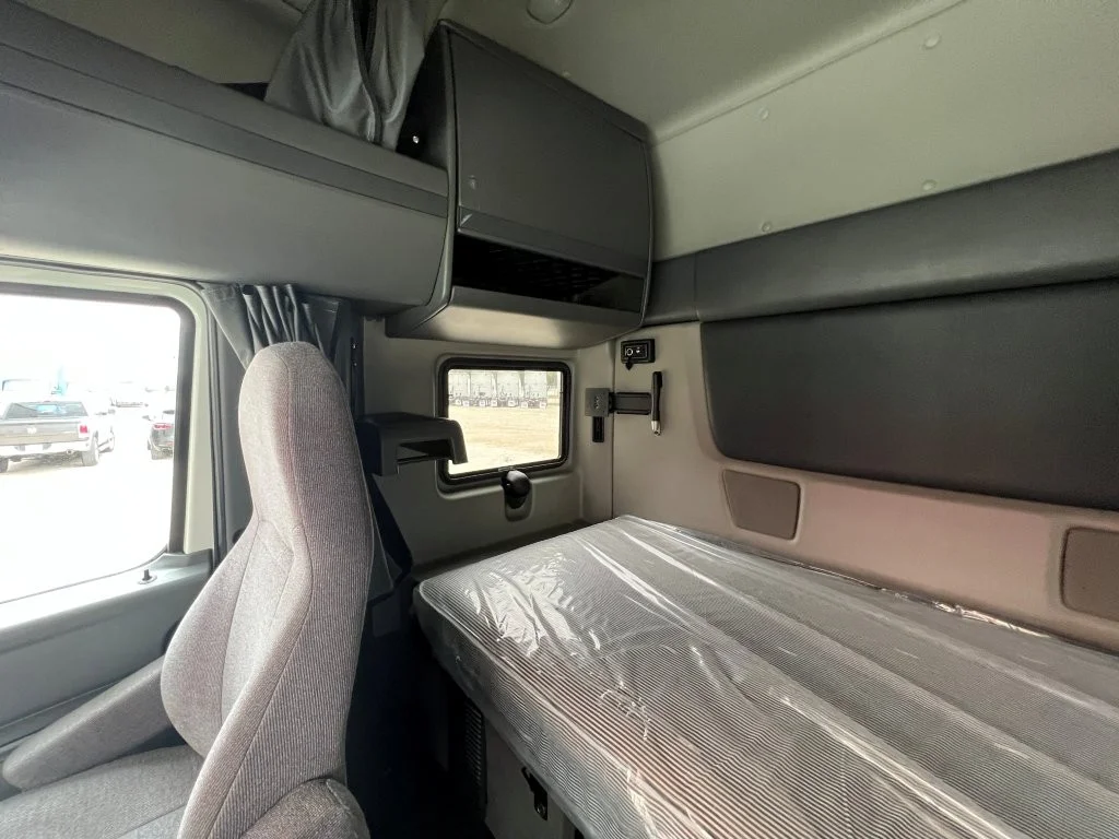 2022 International LT - image 16