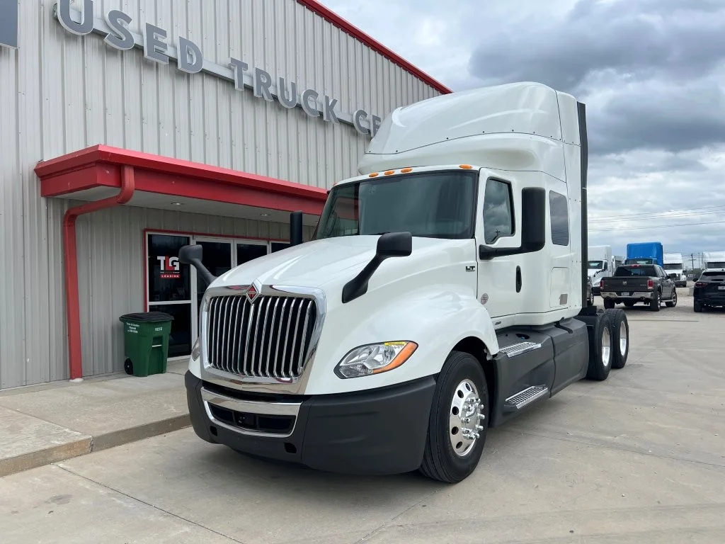 2022 International LT - image 1