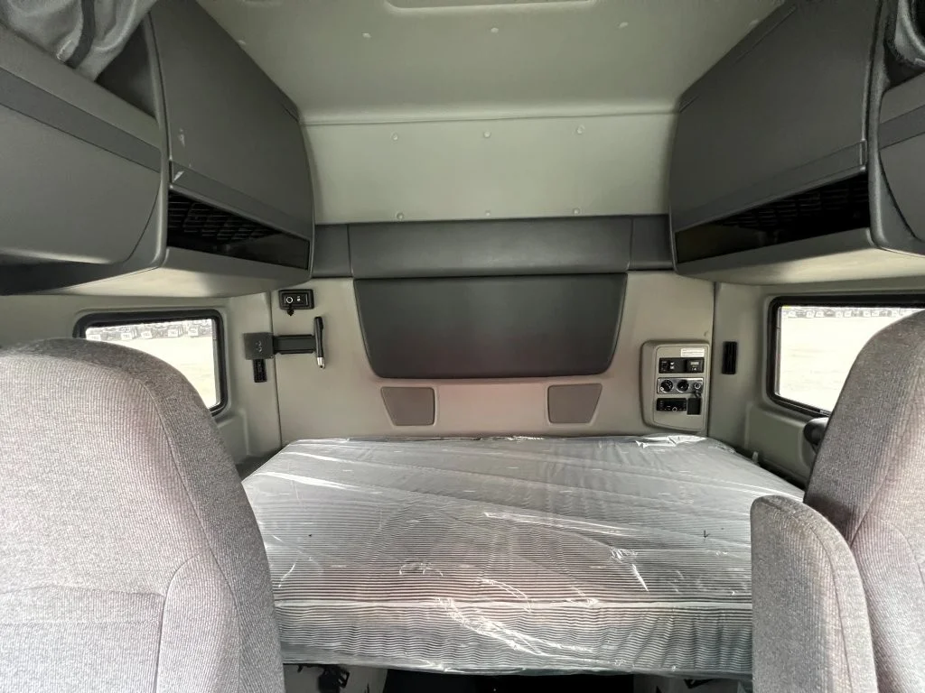 2022 International LT - image 14